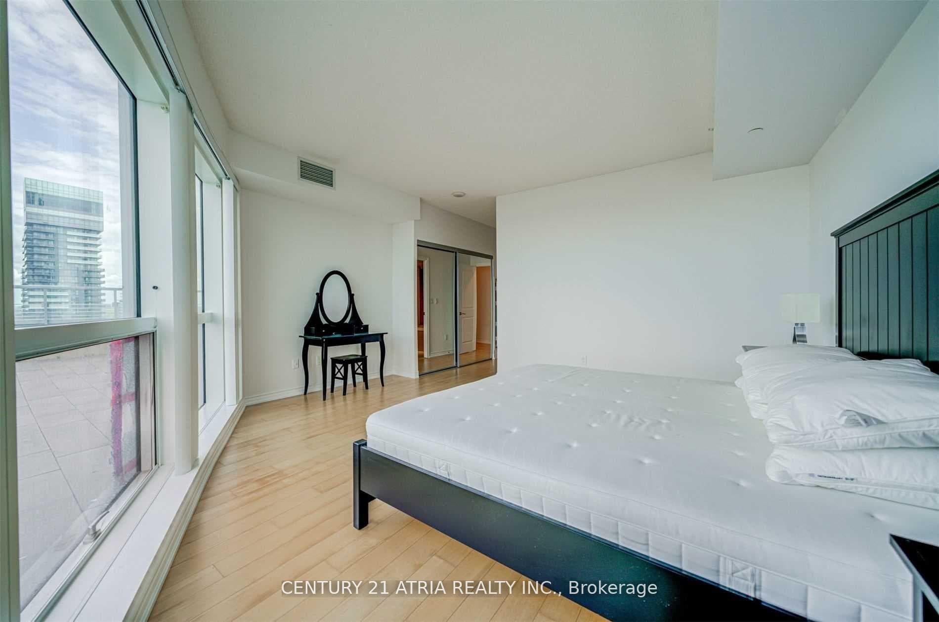 386 Yonge Street Unit 4916 photo 21