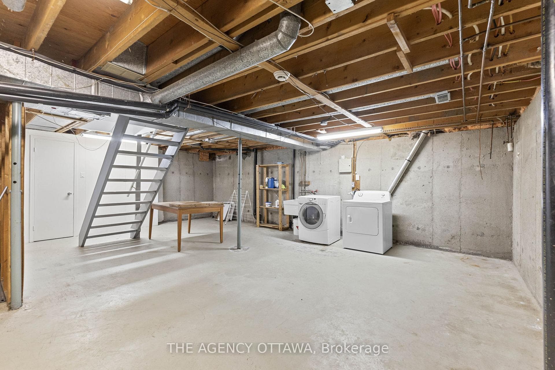 688 LAVERENDRYE Drive photo 32