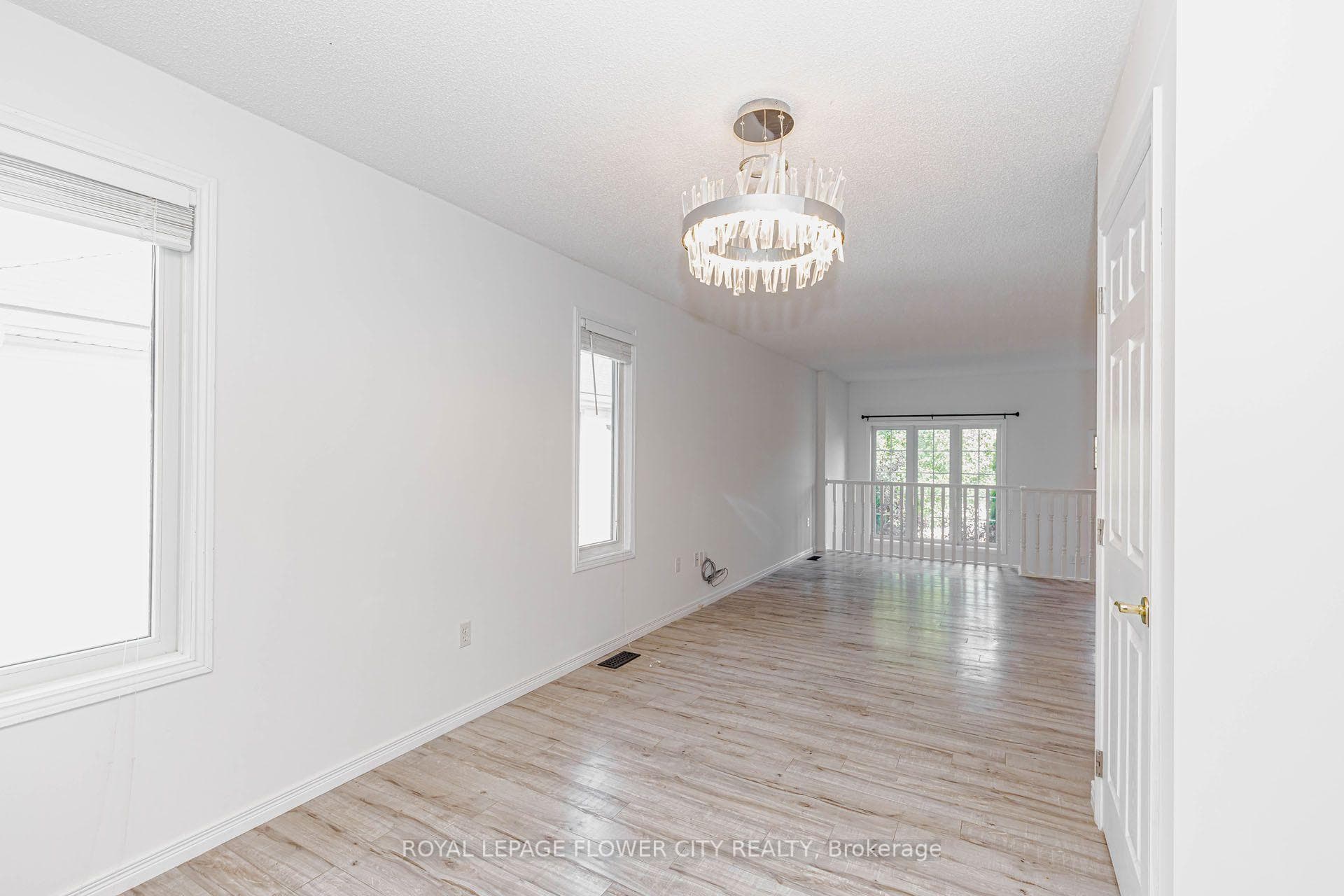 47 QUEENSWAY Drive photo 18