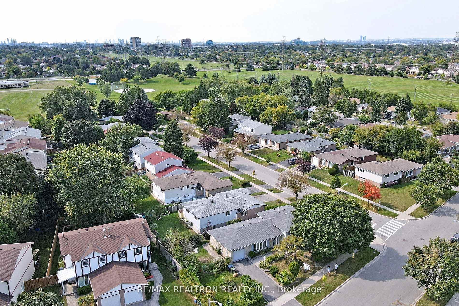 66 La Peer Boulevard photo 40