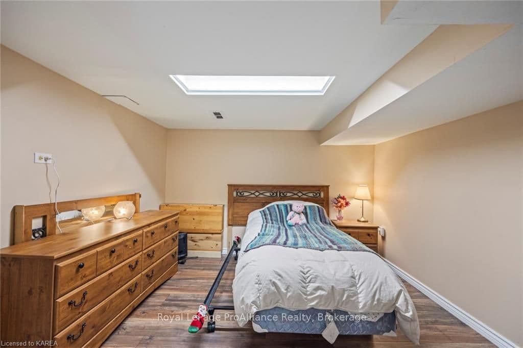 686 HARROW Place photo 25