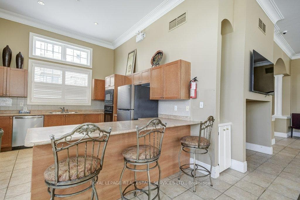 2065 Appleby Line Unit 210 photo 37
