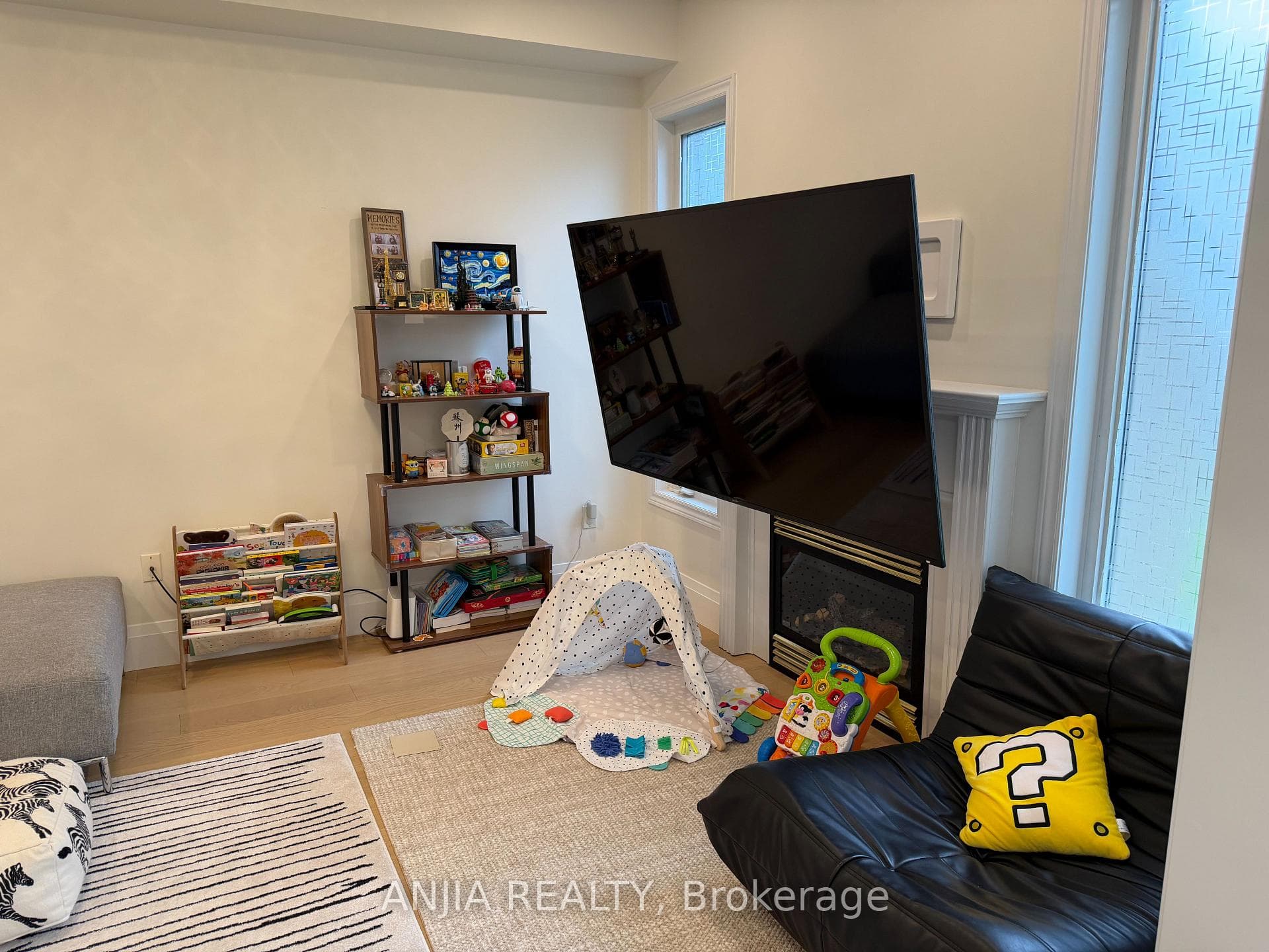 265 Hammersly Boulevard photo 8