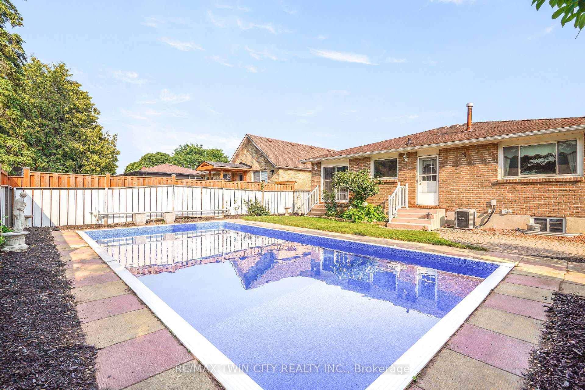 57 Ashgrove Avenue photo 40