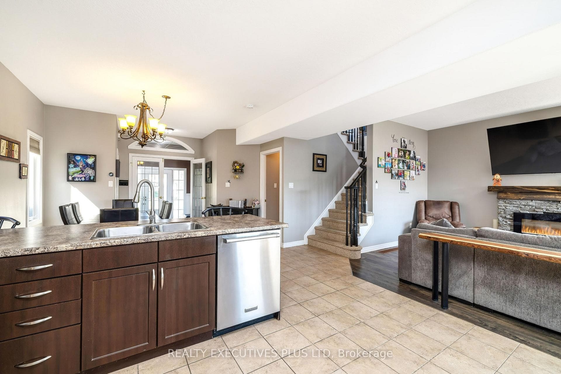 56 Dinnick Crescent photo 10