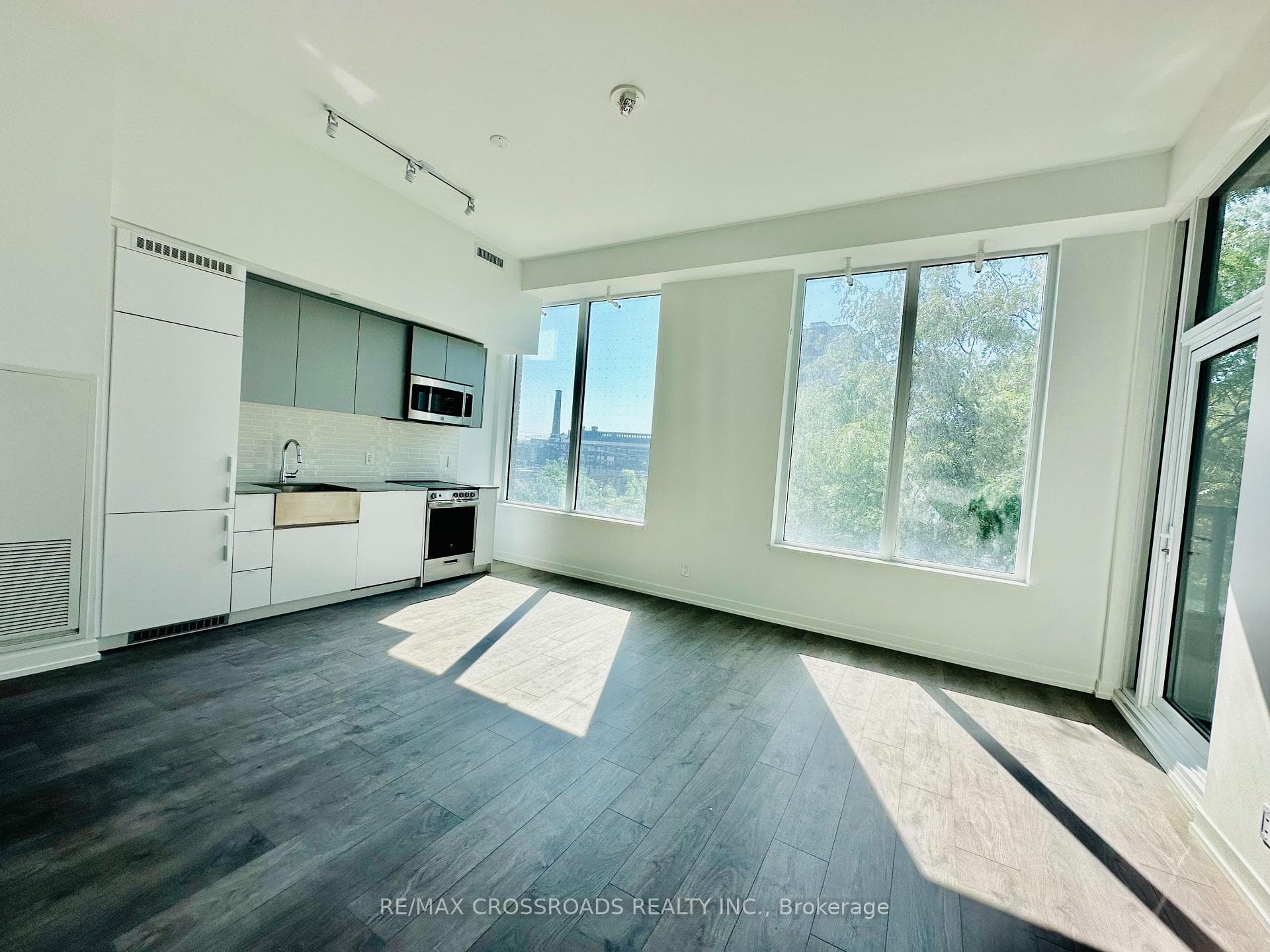 270 Dufferin Street Unit 207 photo 8