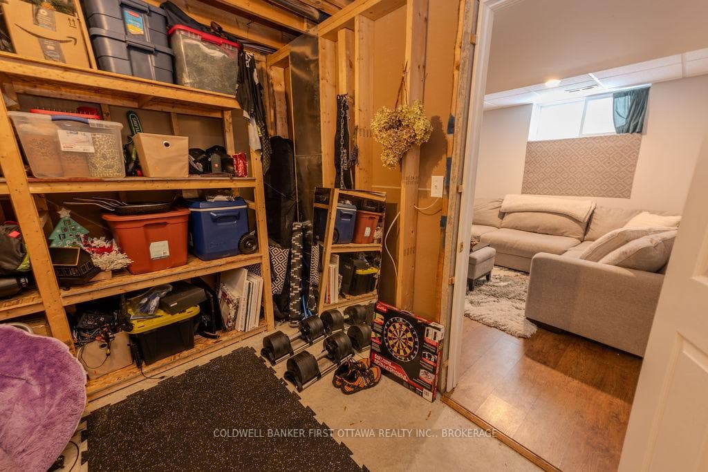 554 Freeman Crescent photo 31