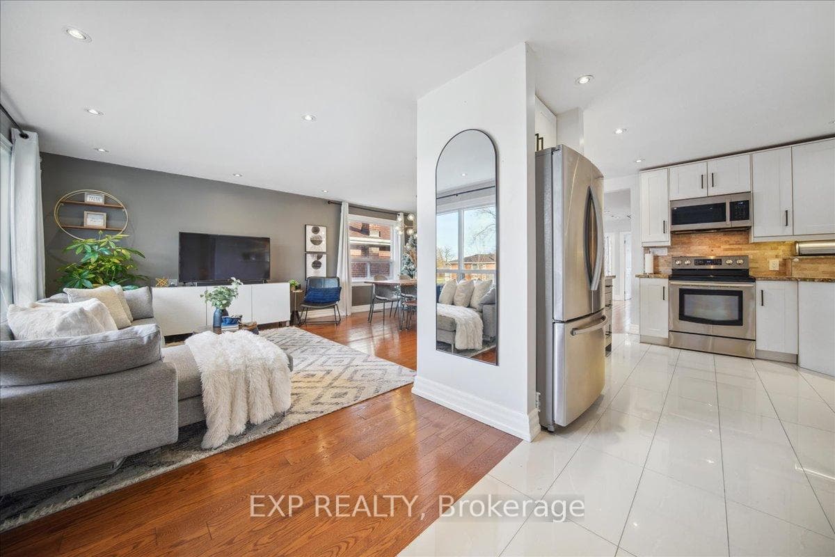 137 Kingsview Boulevard photo 4