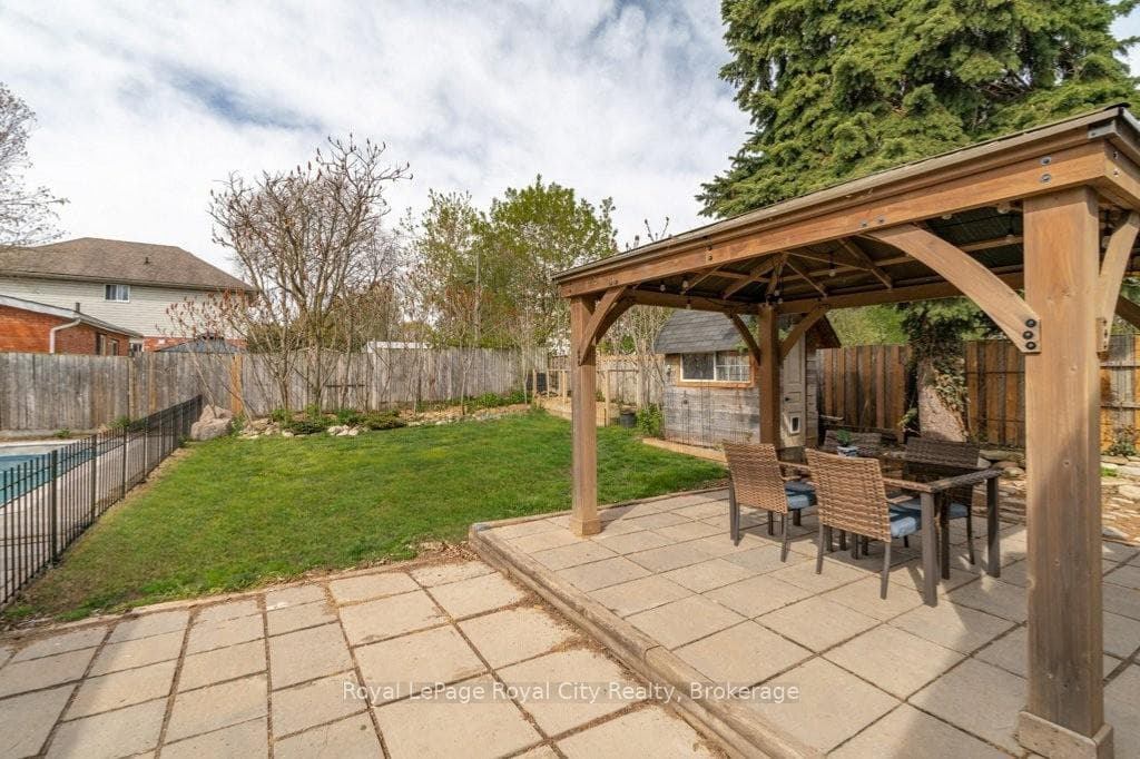 554 Woolwich Street photo 32