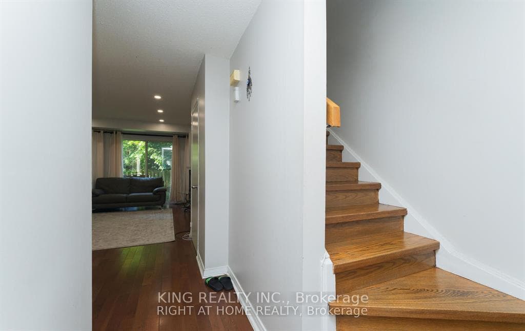2472 eglinton Avenue Unit 19 photo 4