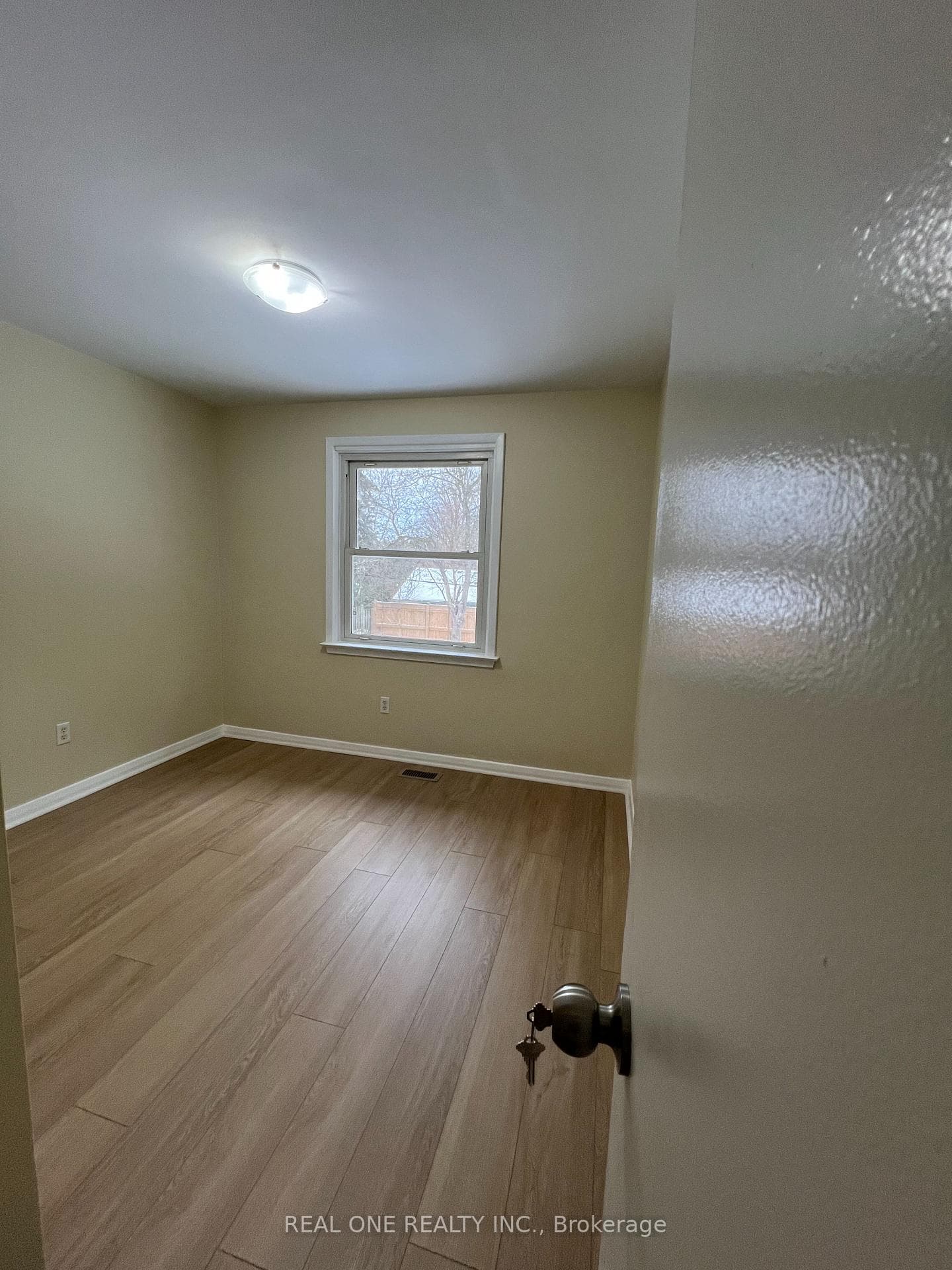 566 Middlewoods Drive photo 15