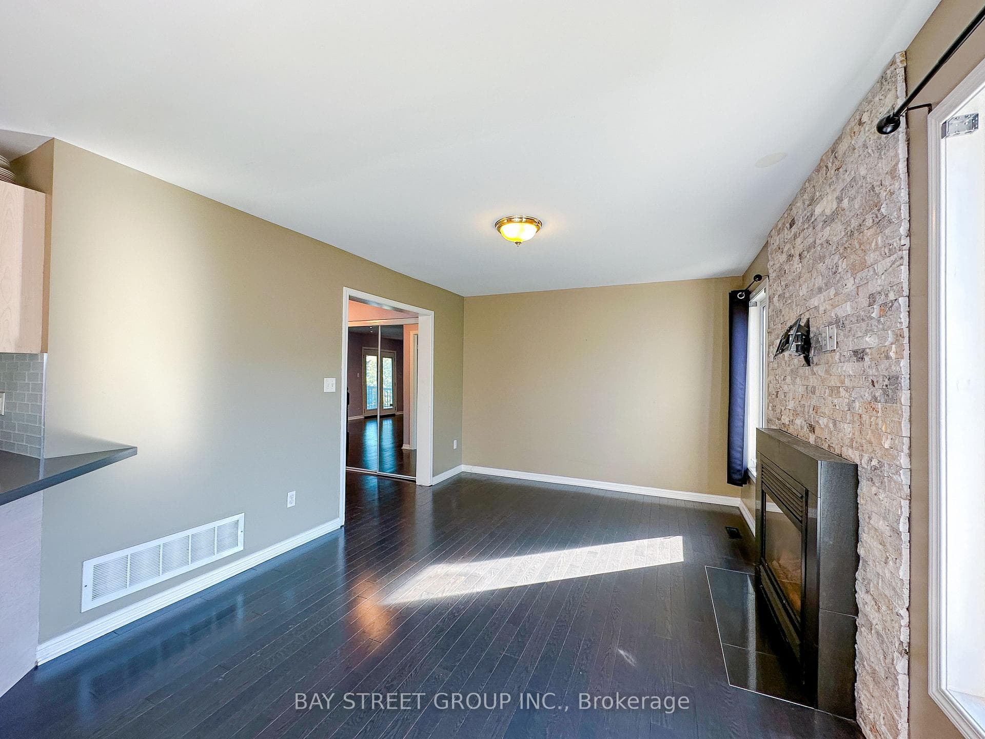 216 Equator Crescent photo 9