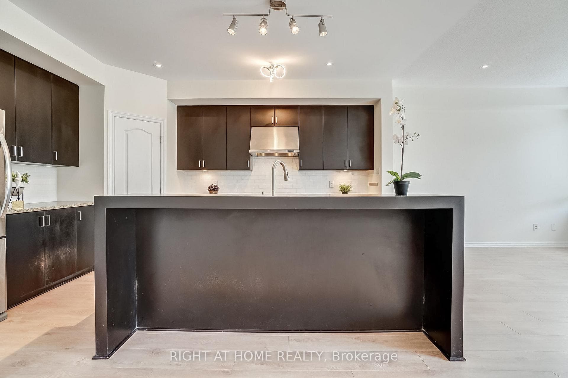 1074 Northgraves Crescent photo 14