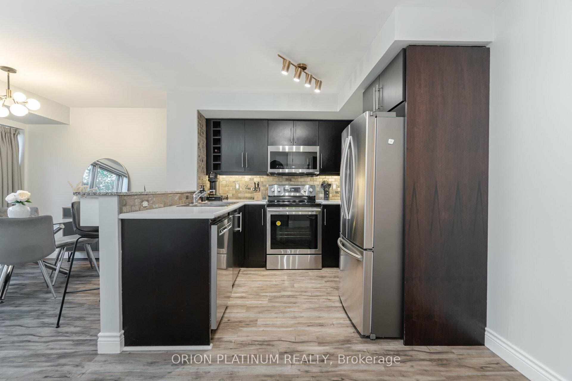 1050 The Queensway N/A Unit 113 photo 6