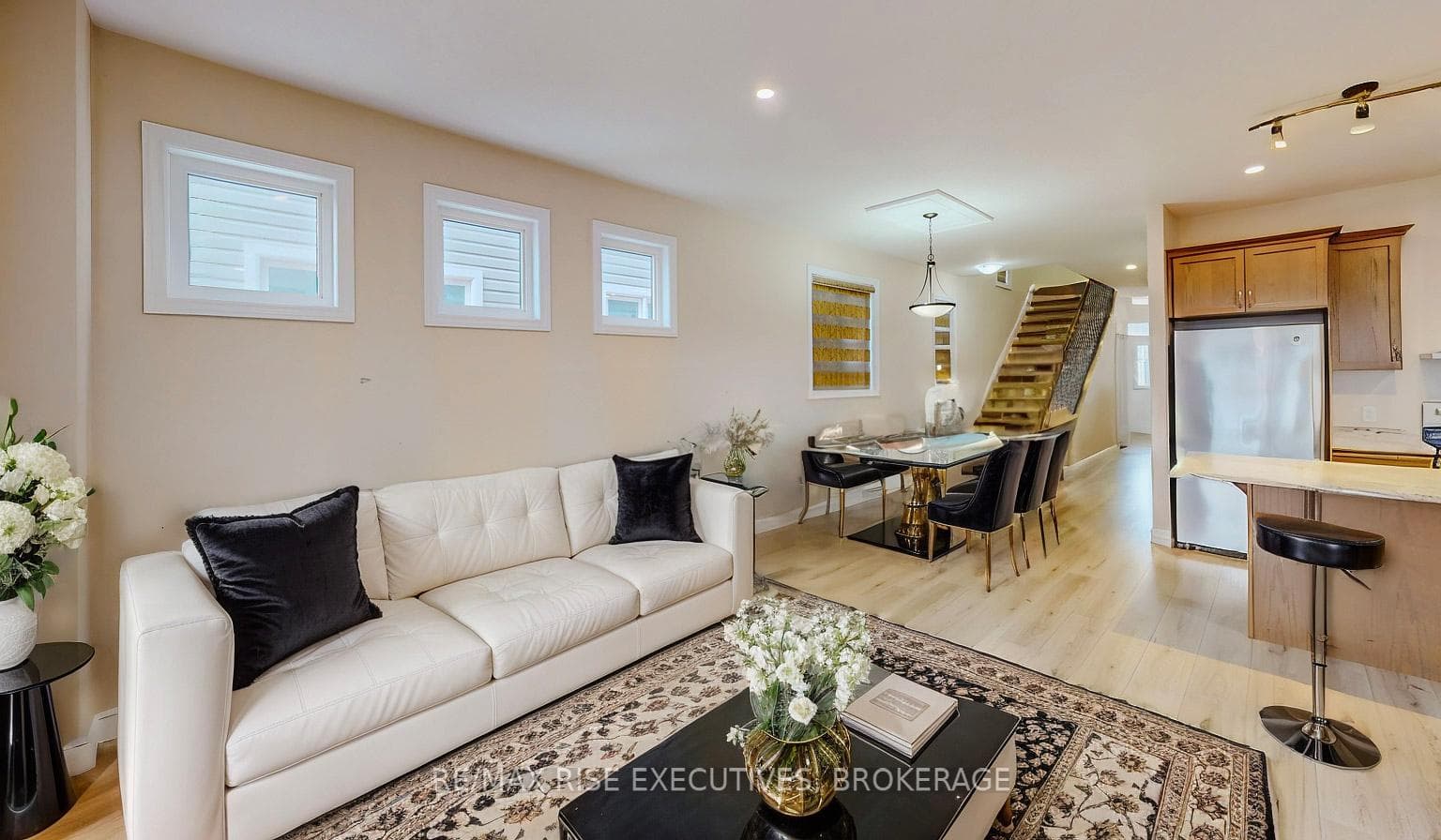 459 Beth Crescent photo 2