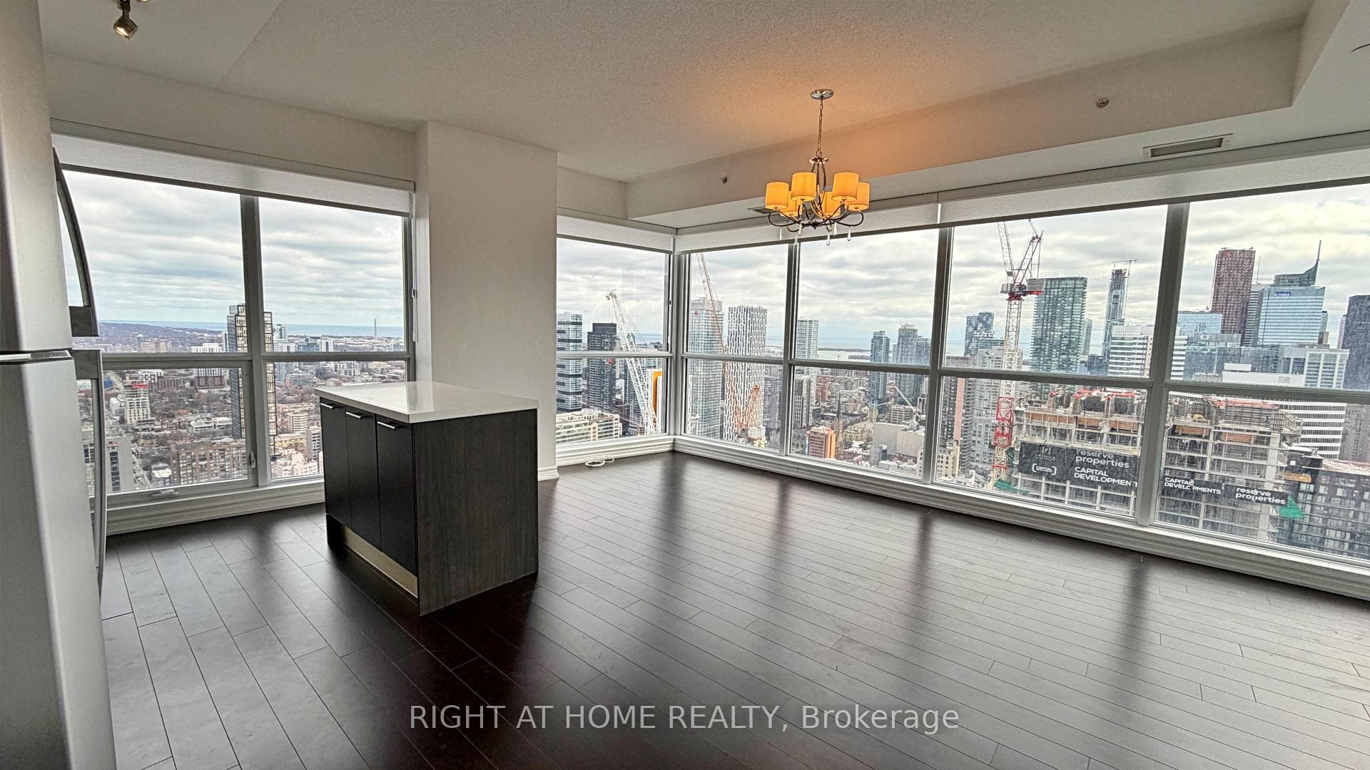 386 Yonge Street Unit 4207 photo 11