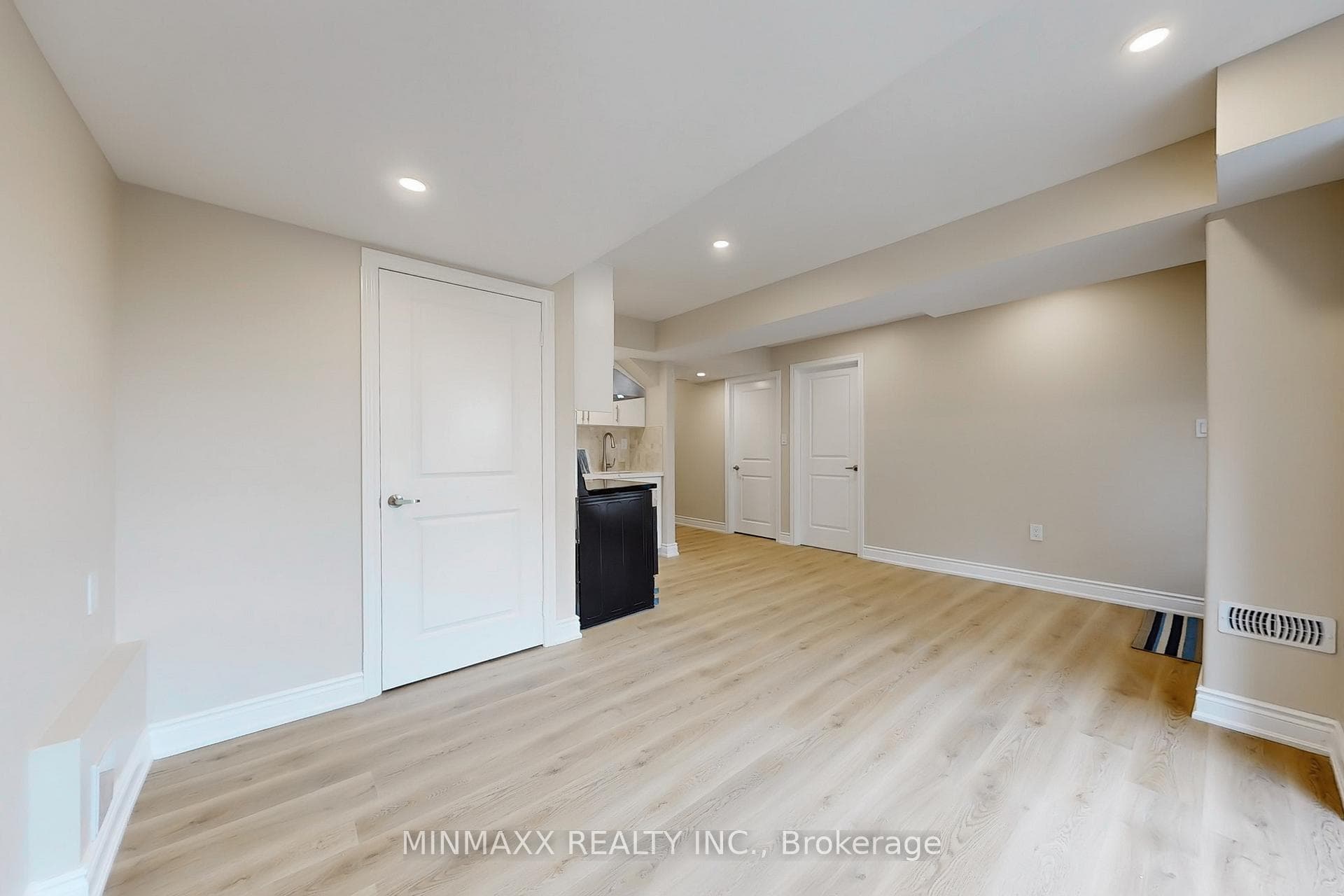 465 Thornborrow (2-Bed Walkout Bsmt Apt) Court photo 11