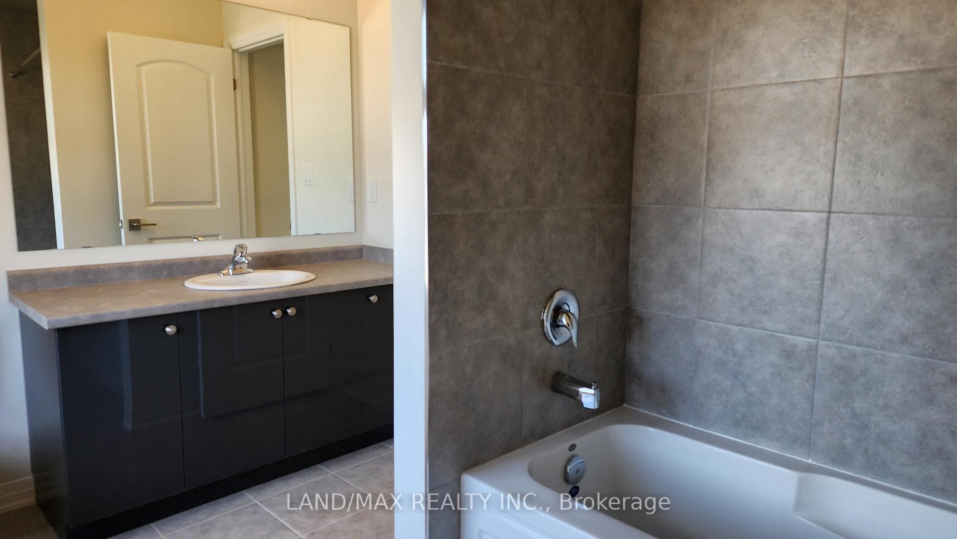 3187 Searidge Street photo 20