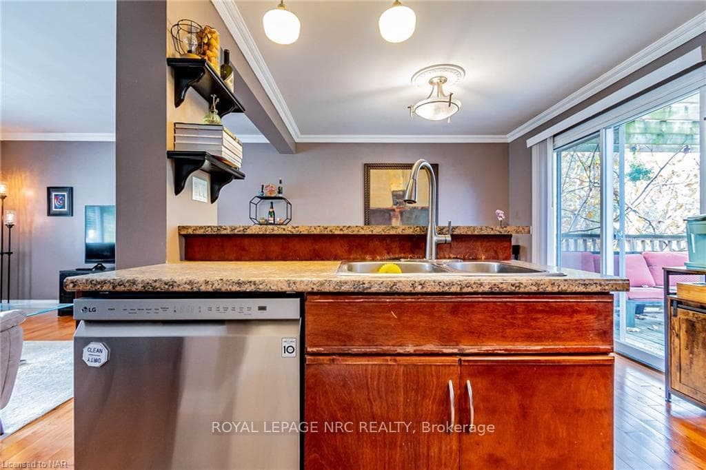 7069 WINDSOR Crescent photo 12