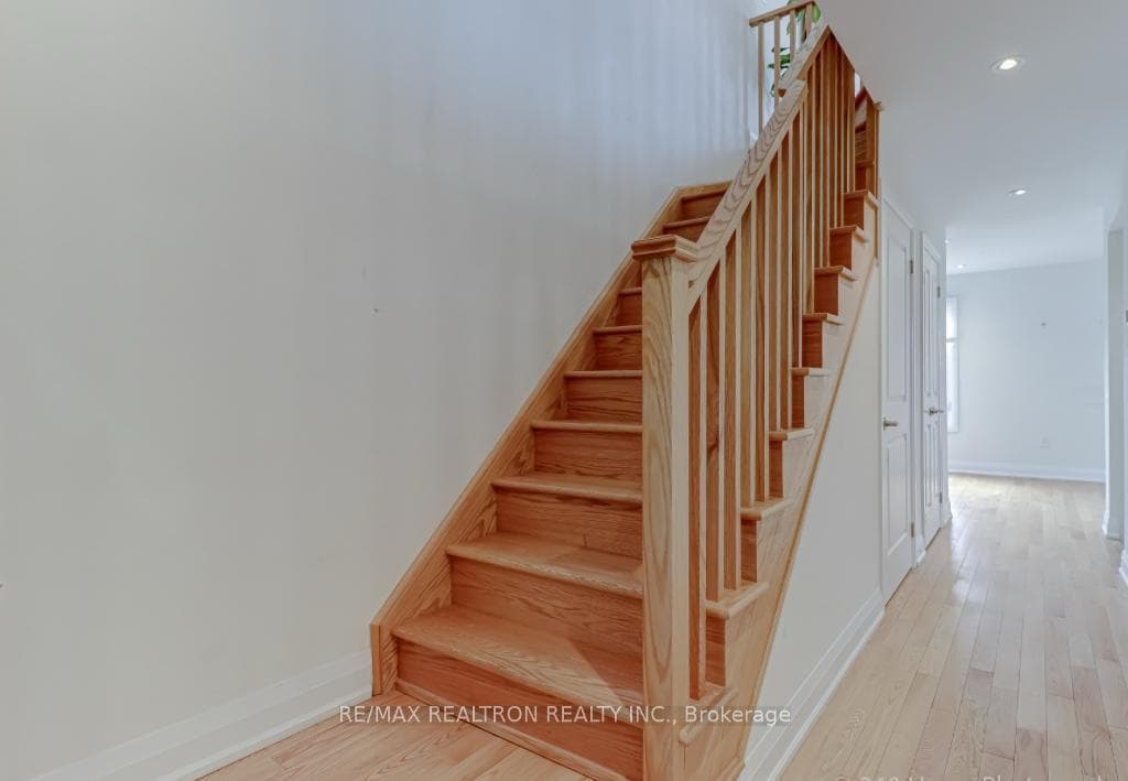 186 Moneypenny Place photo 13