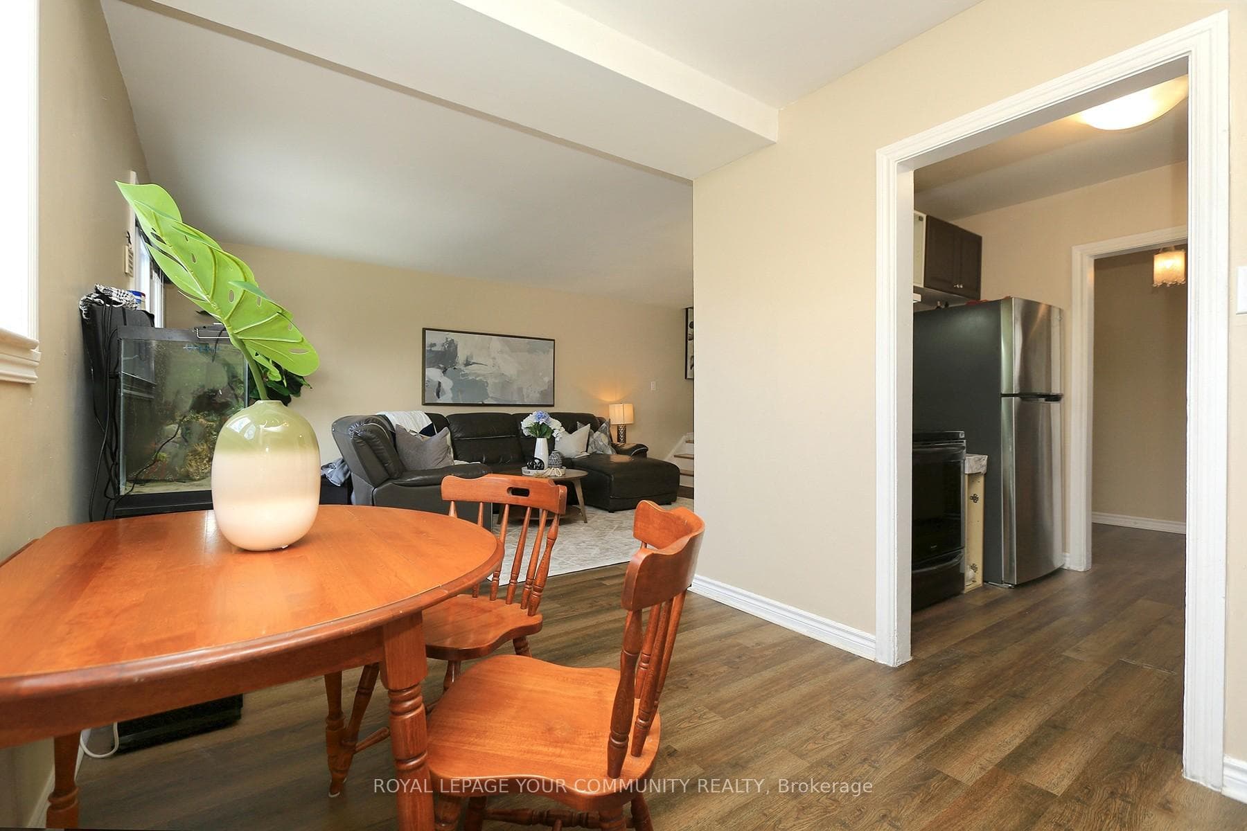 23 Town House Crescent photo 6
