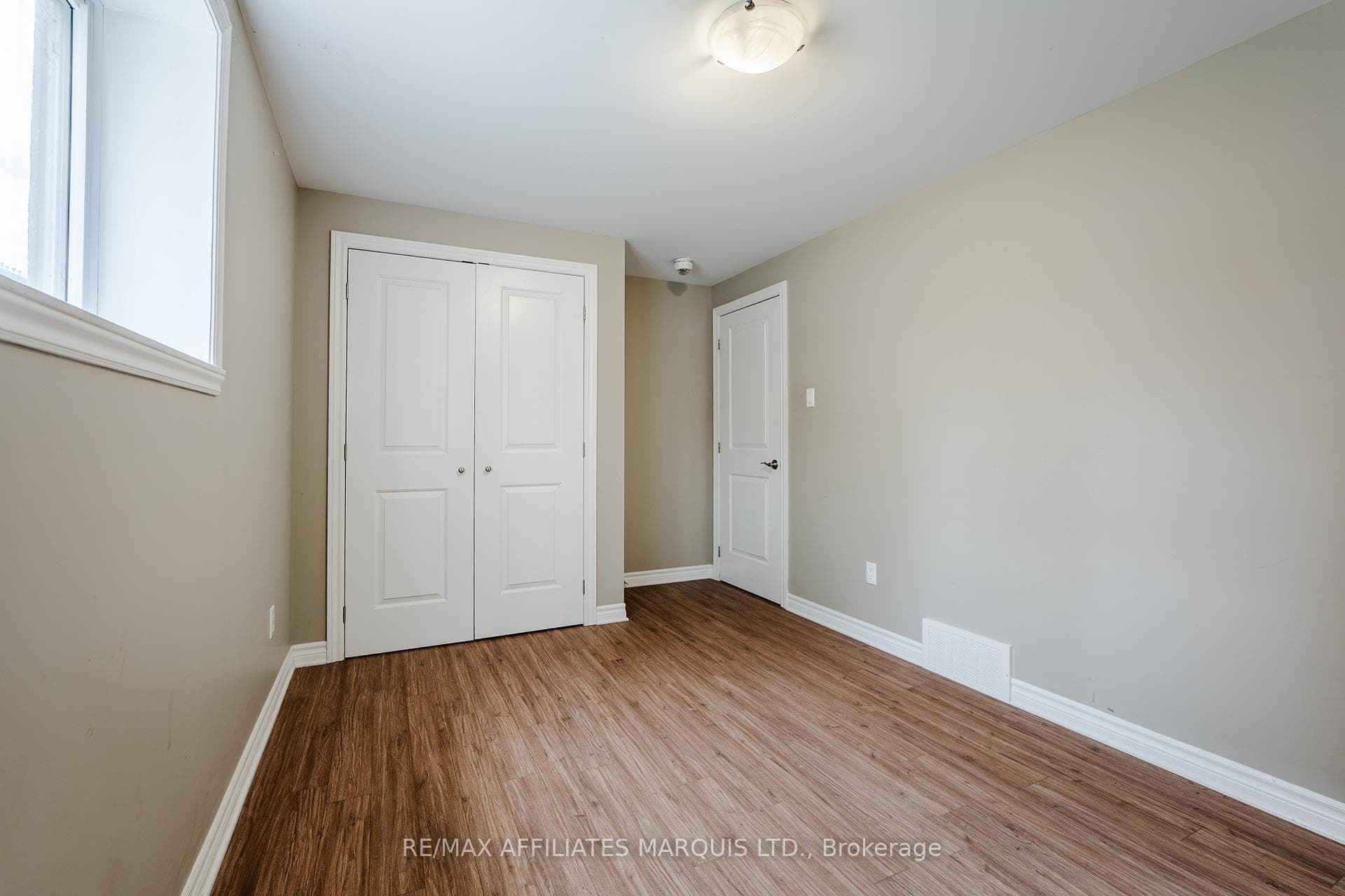 660 Hamilton Crescent photo 31