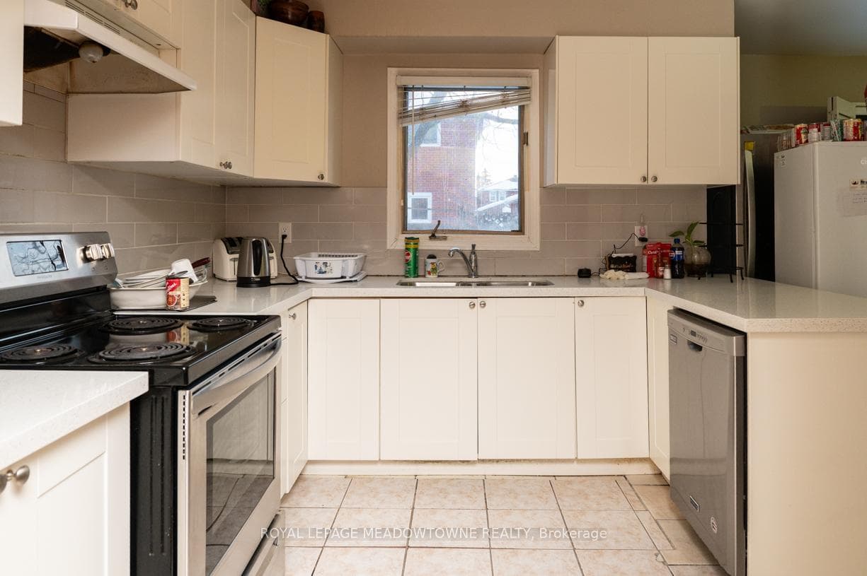 9 Hanna Avenue photo 8