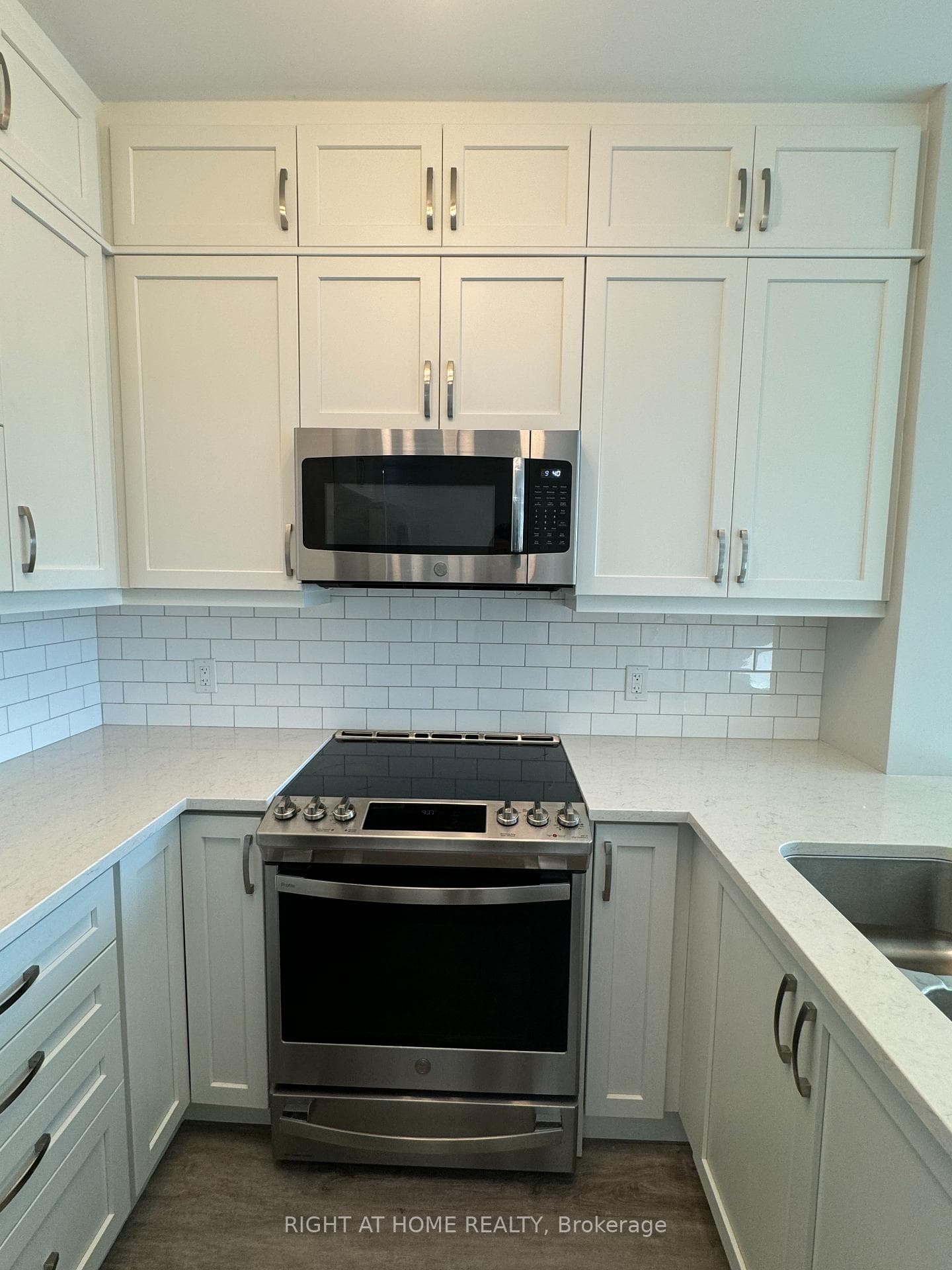 Contemporary kitchen, ample storage new appliances