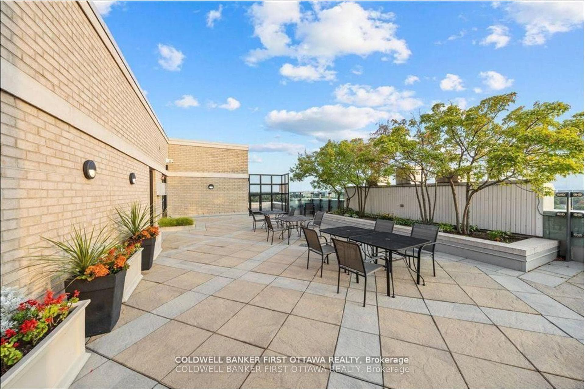 Relax and enjoy 2 rooftop lounge furniture areas!