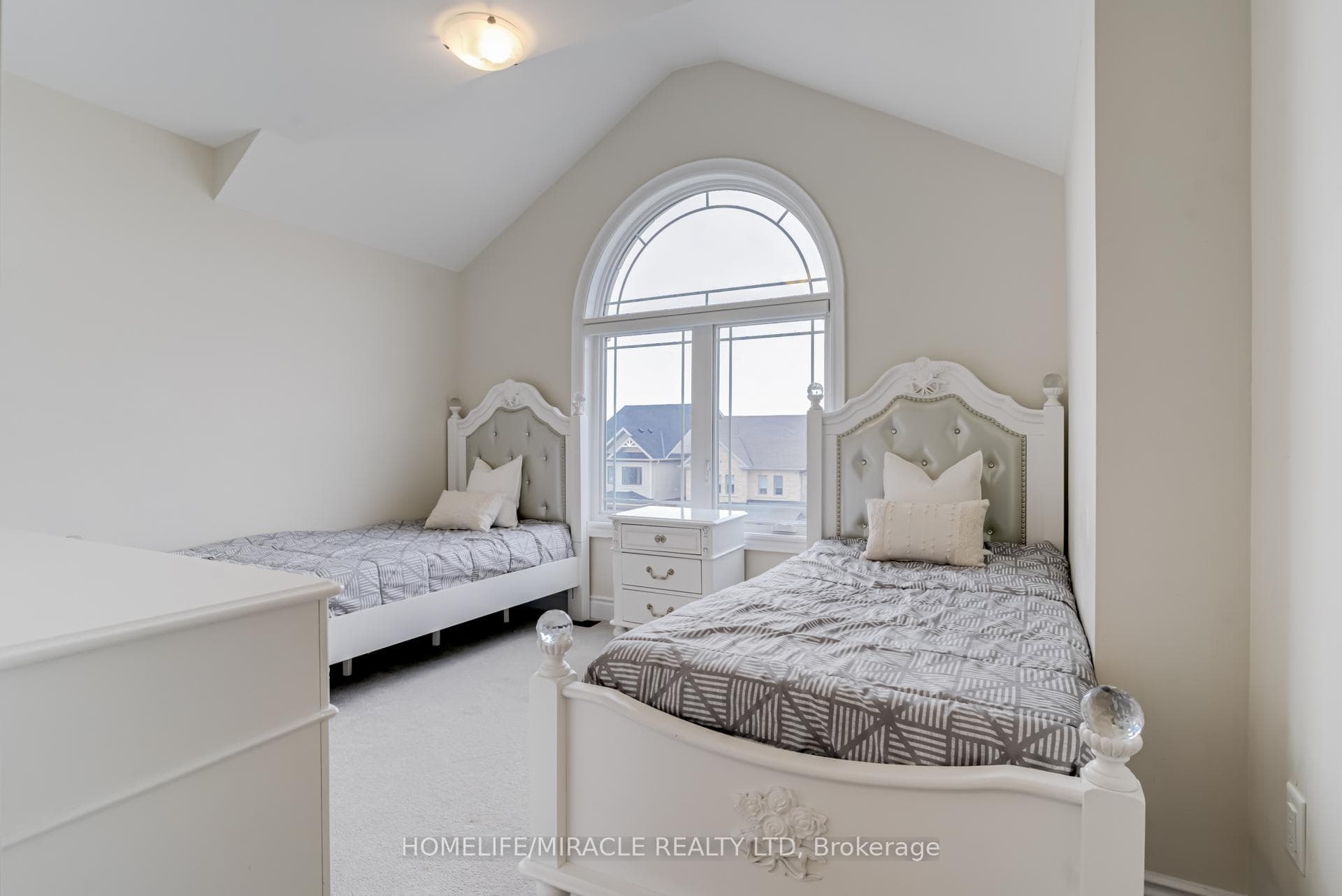 54 Janes Crescent photo 32