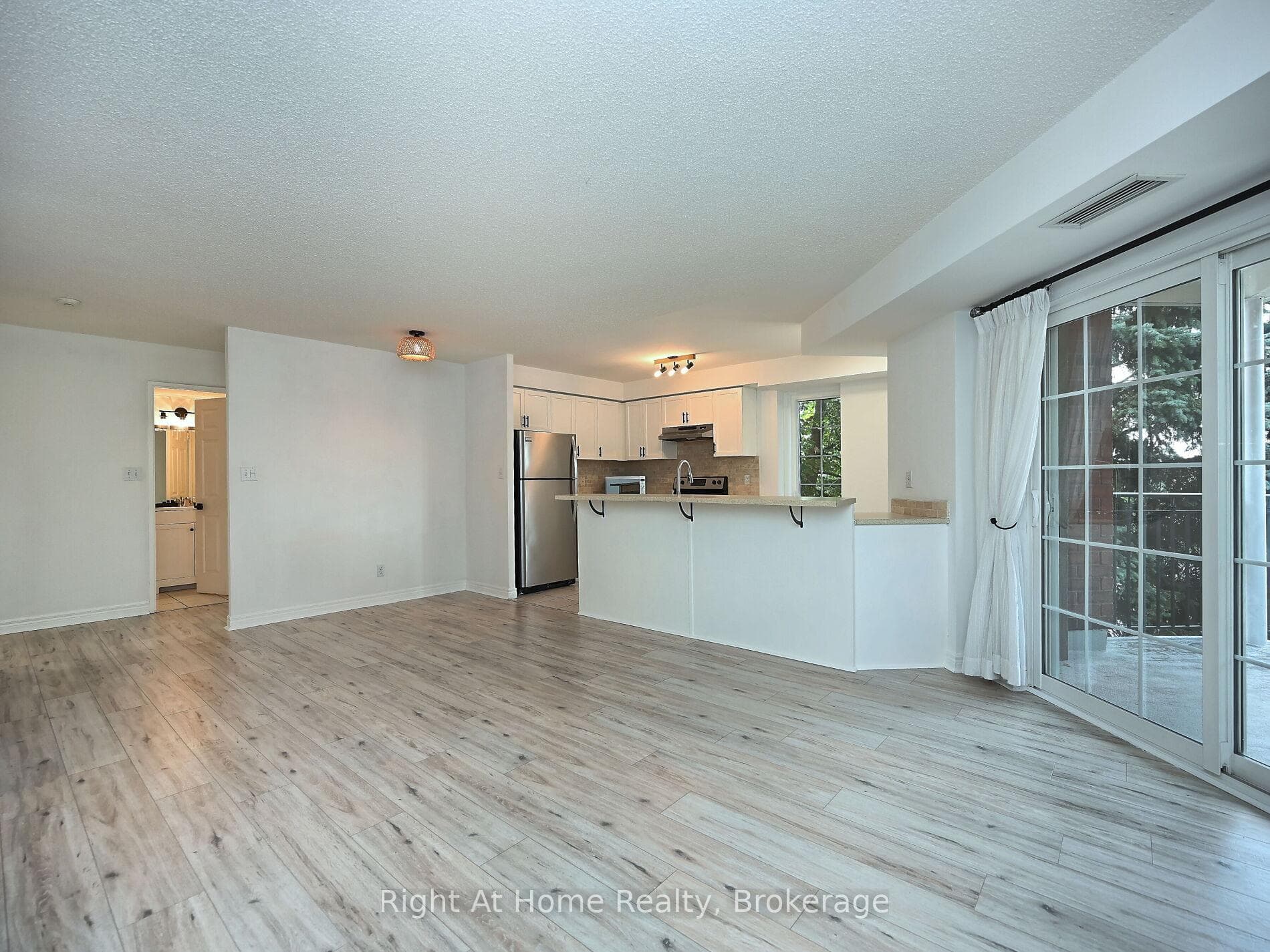 2301 Parkhaven Boulevard Unit 204 photo 9