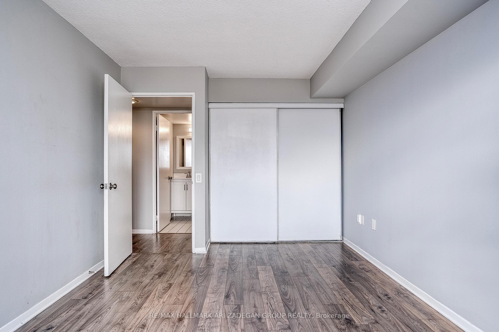 21 Overlea Boulevard Unit 1310 photo 13