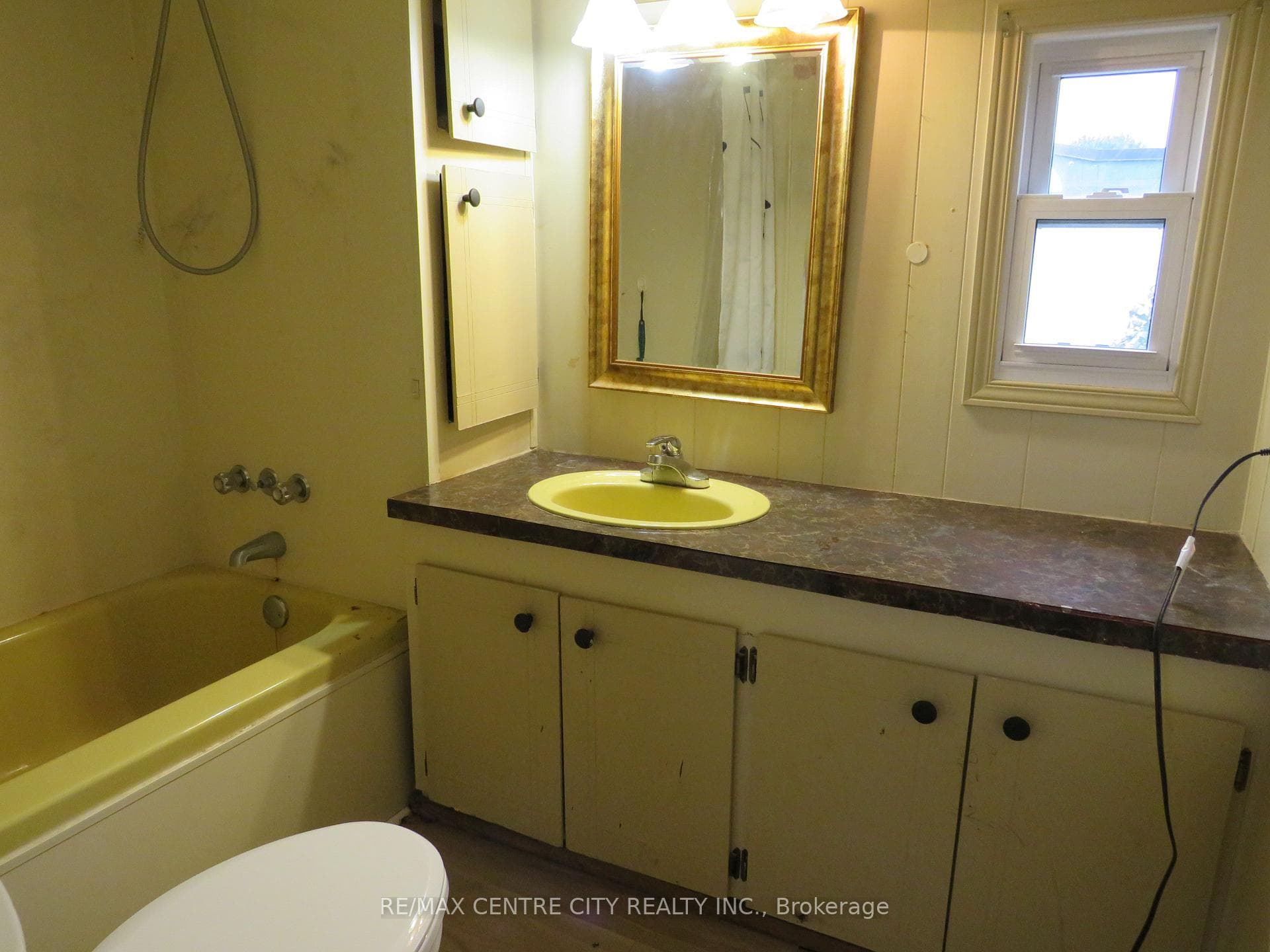 4pc bathroom with lots of storage