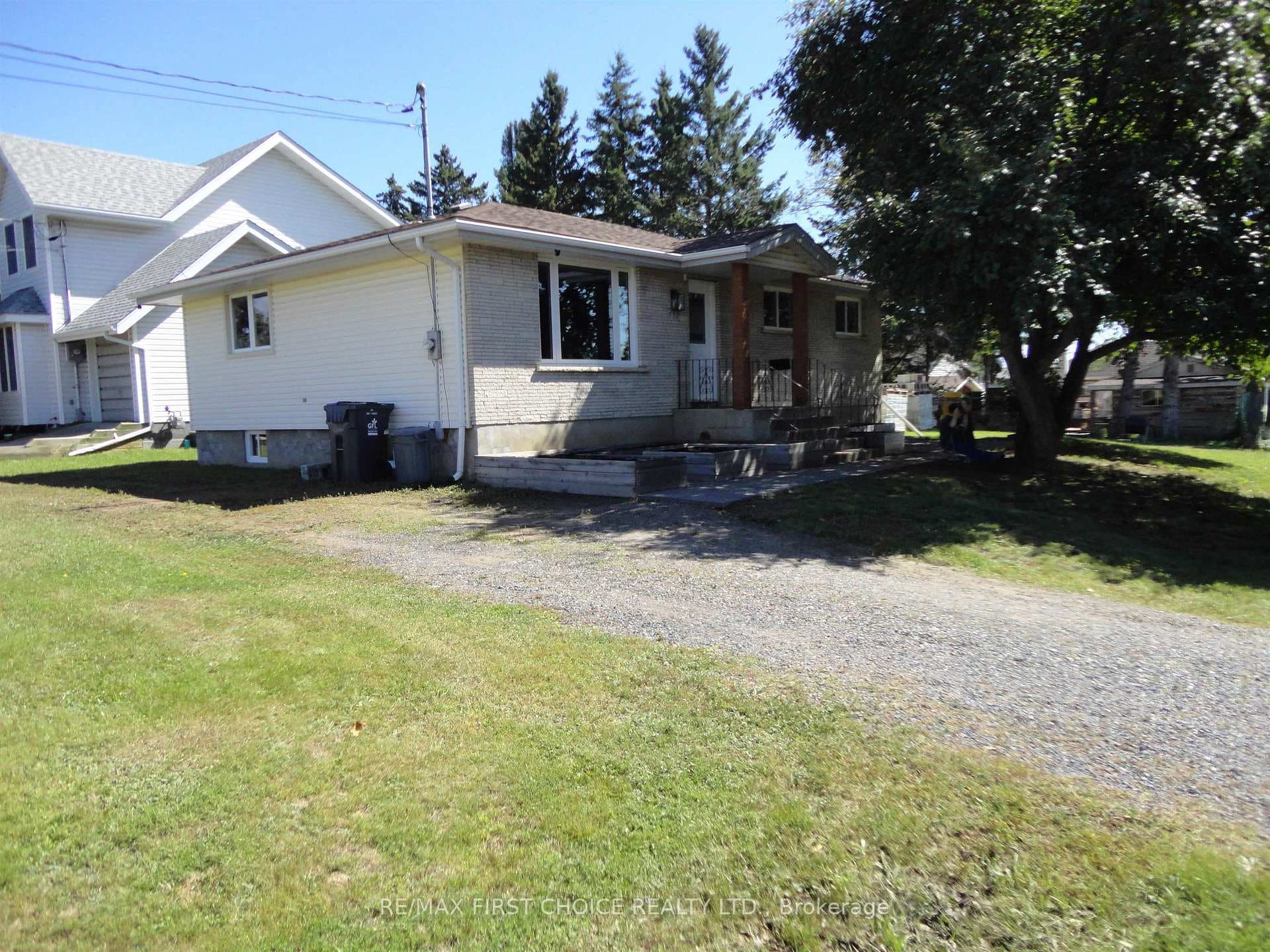 553 Strand Avenue photo 1