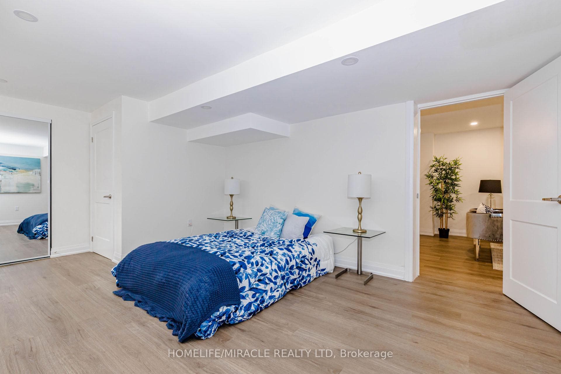 563 Taplow Crescent photo 39