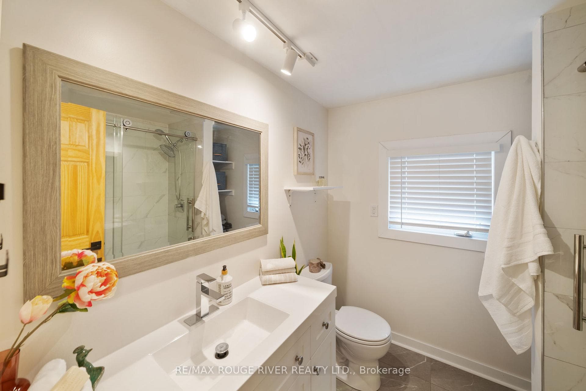 566 Cottingham Road photo 20