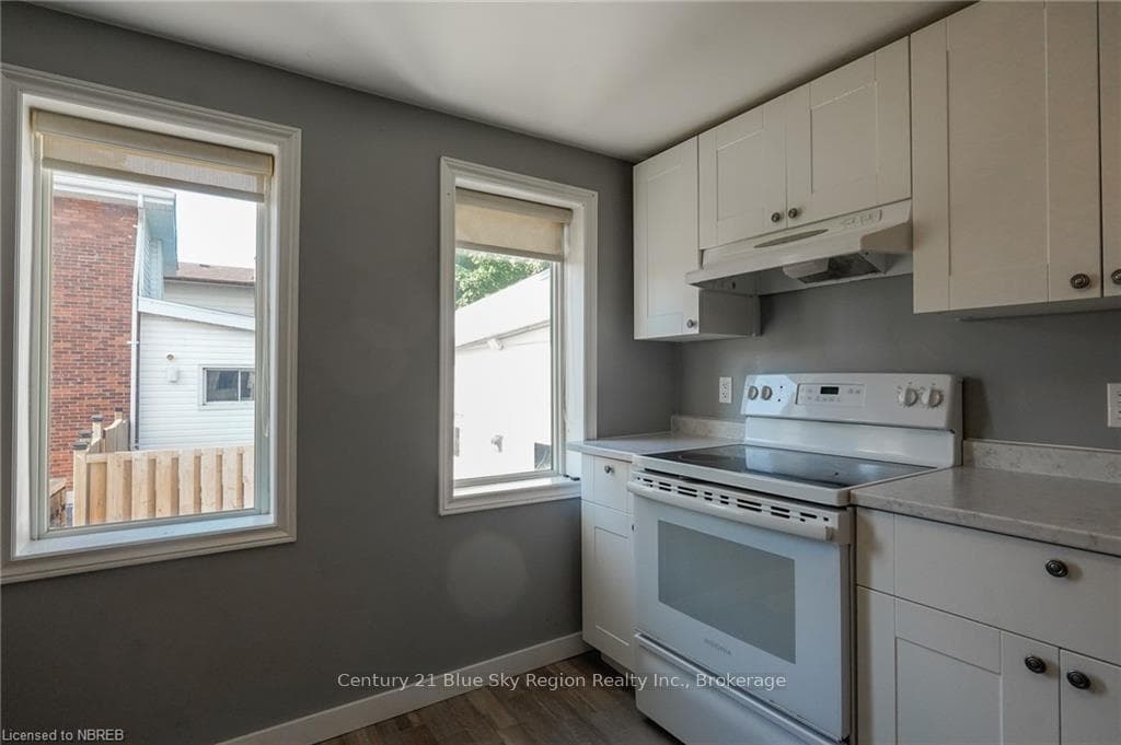 653 DOUGLAS Street photo 6