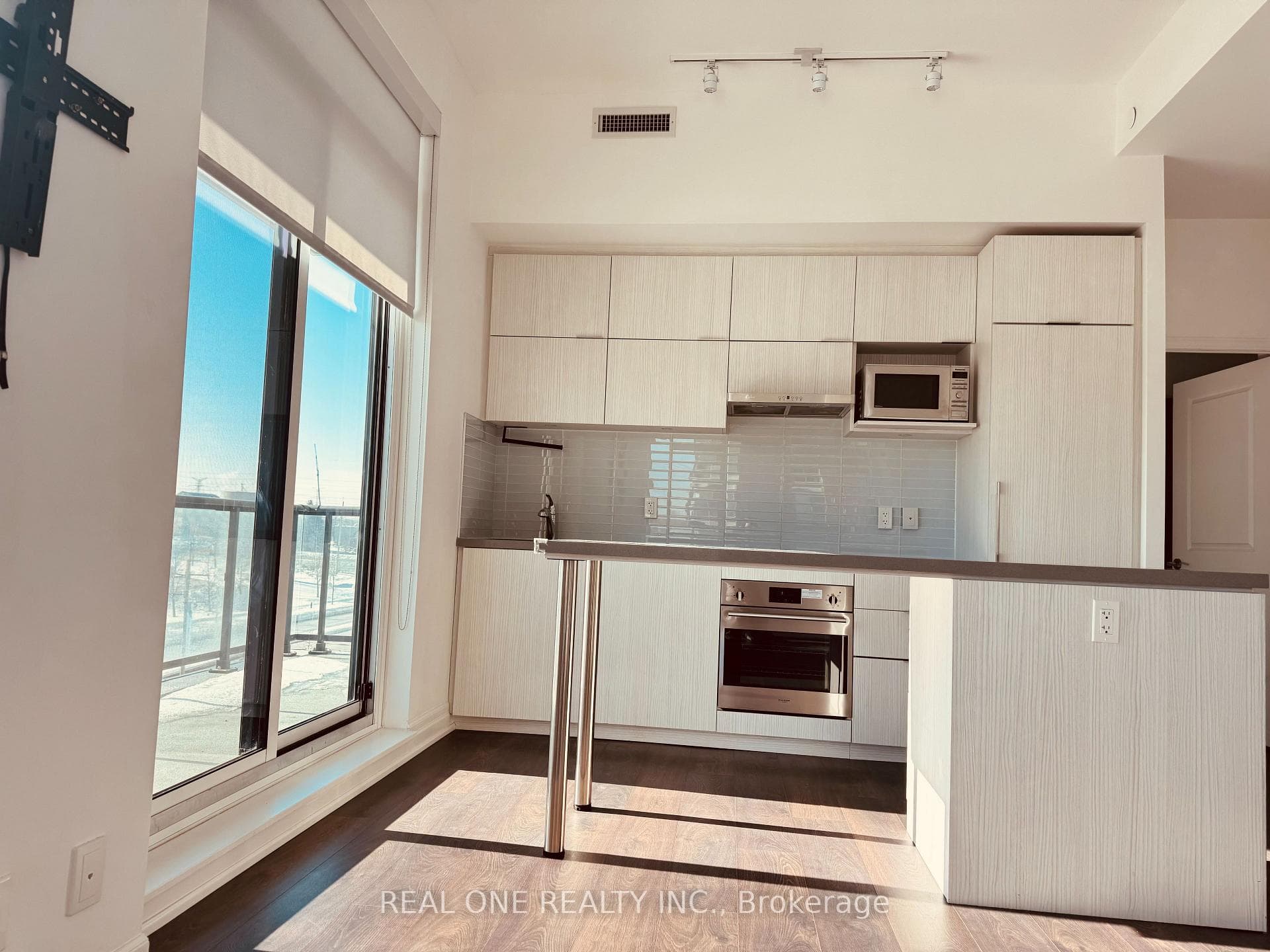 8 Rouge Valley Drive Unit 402B photo 4