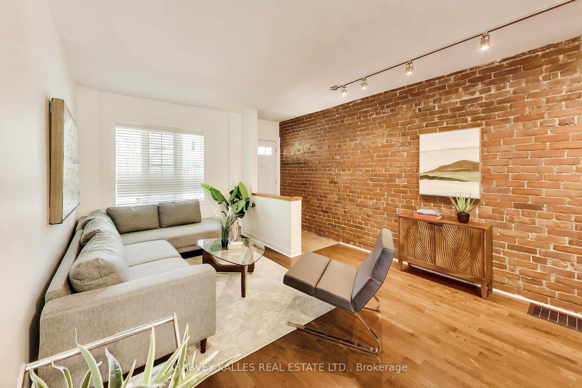 318 Sumach Street photo 7