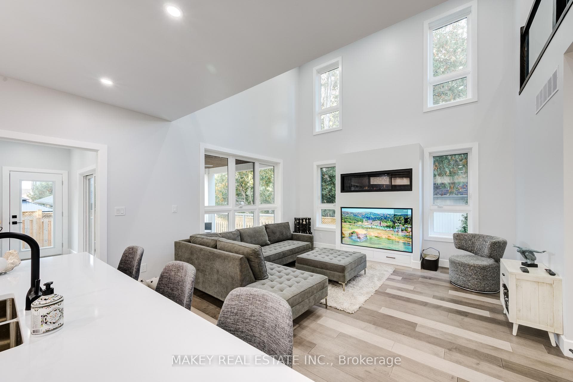 647 Devonshire Avenue photo 11