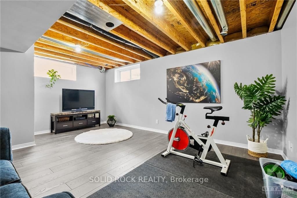 2582 RAYMOND Street photo 27