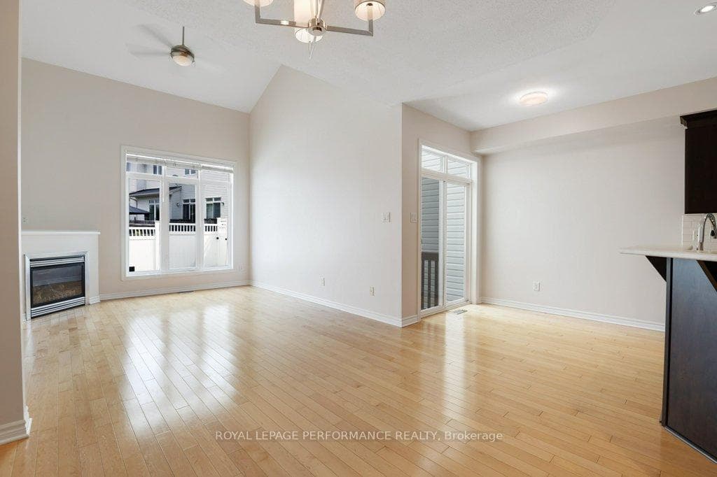 306 Waymark Crescent photo 19