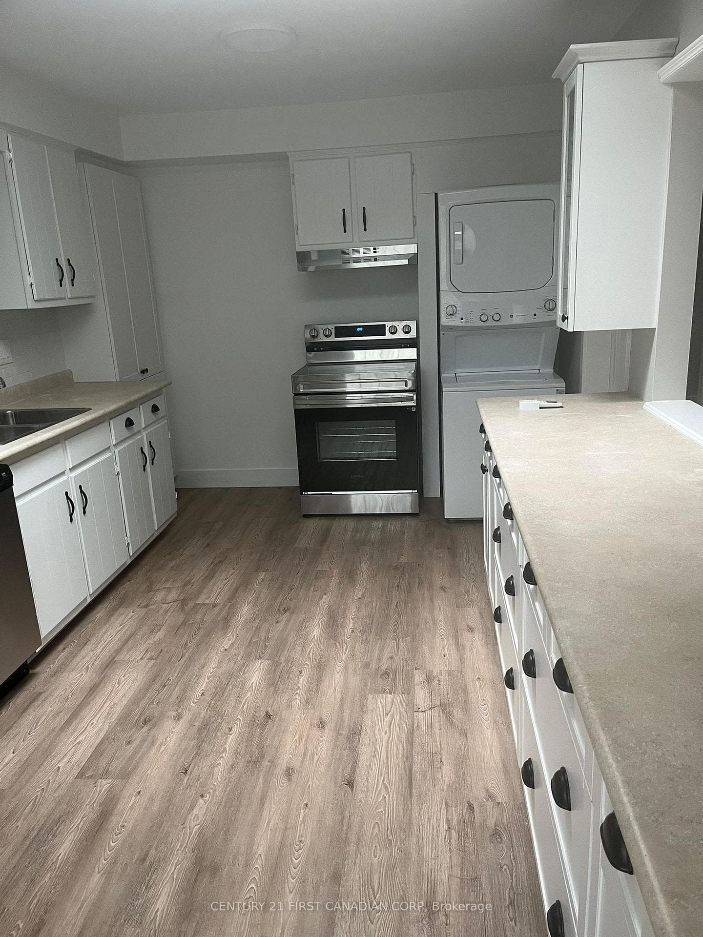 130 Nicholas Crescent Unit MAIN photo 2