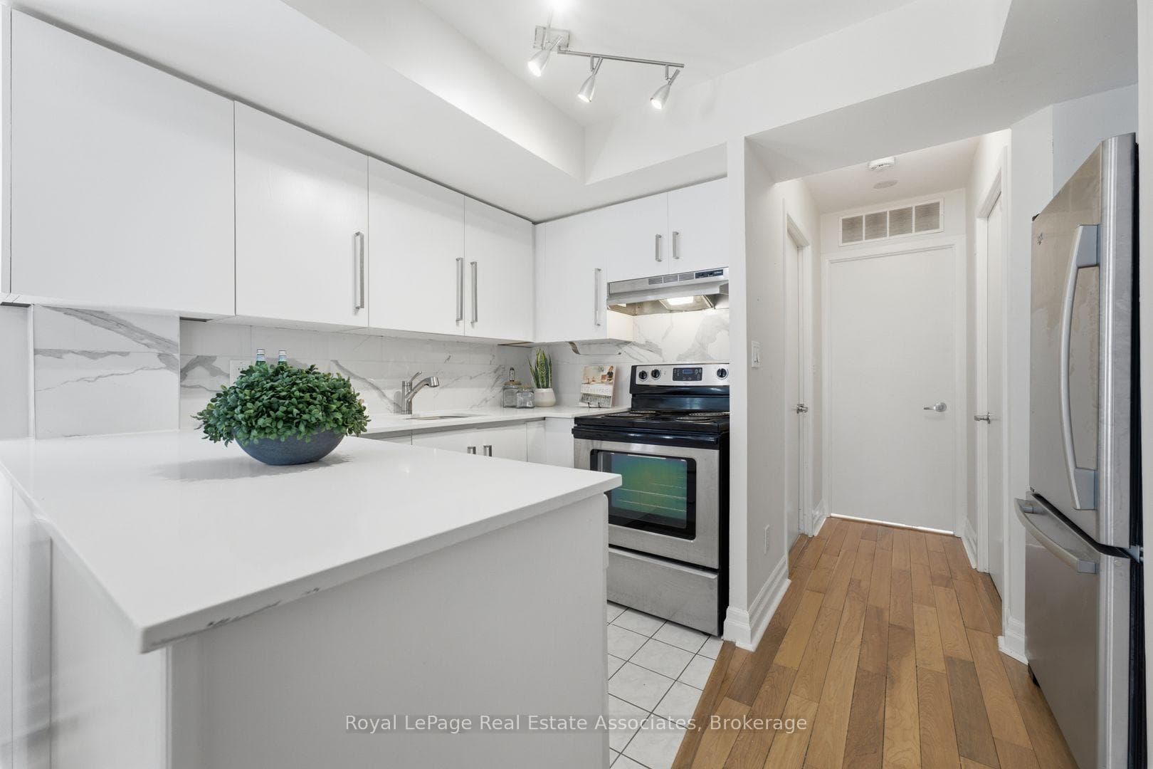 415 Jarvis Street Unit 206 photo 9