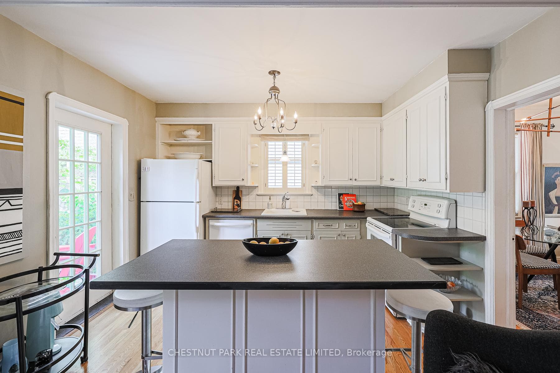 140 Kingsway Crescent photo 8