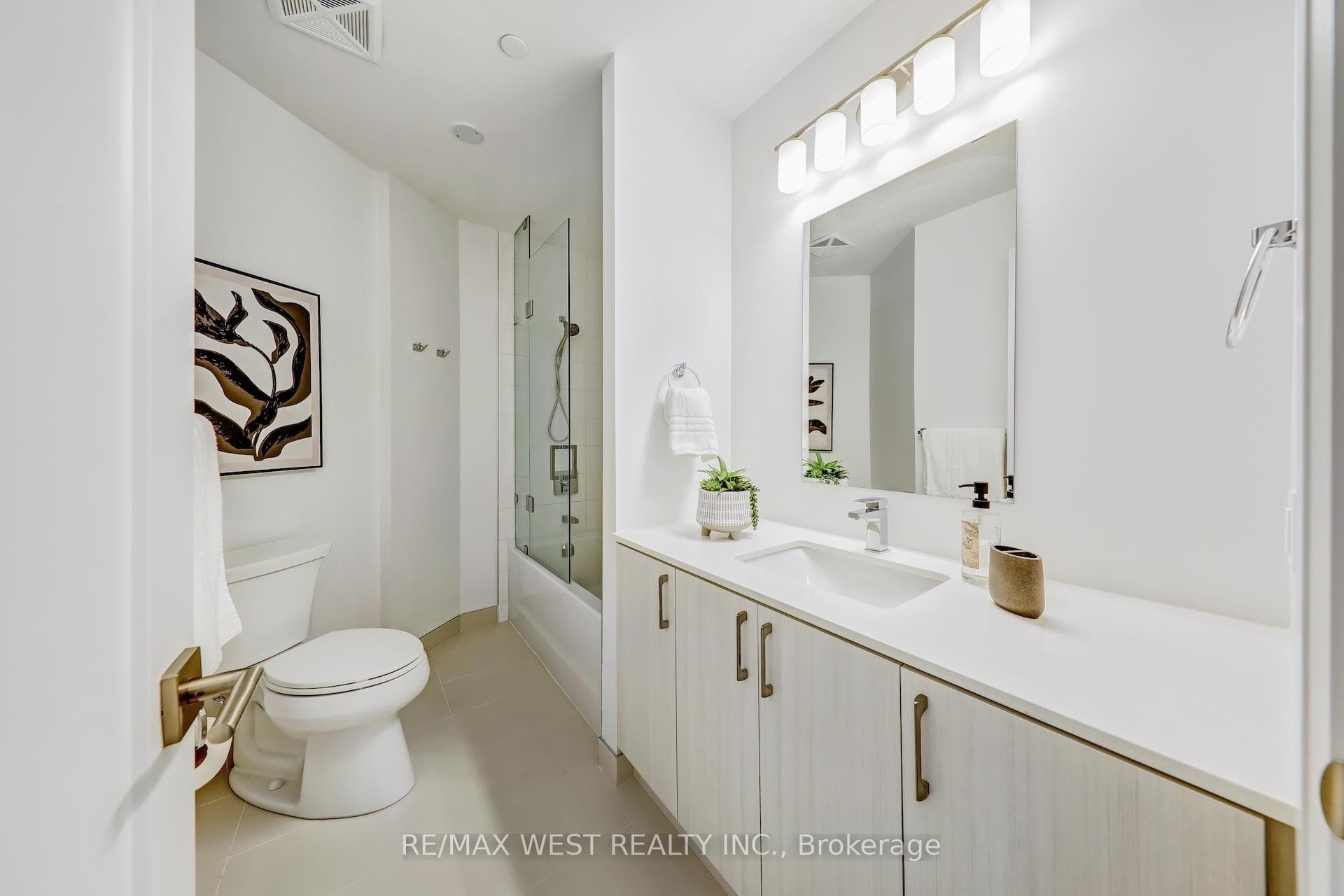 1 Hume Street Unit 211 photo 17
