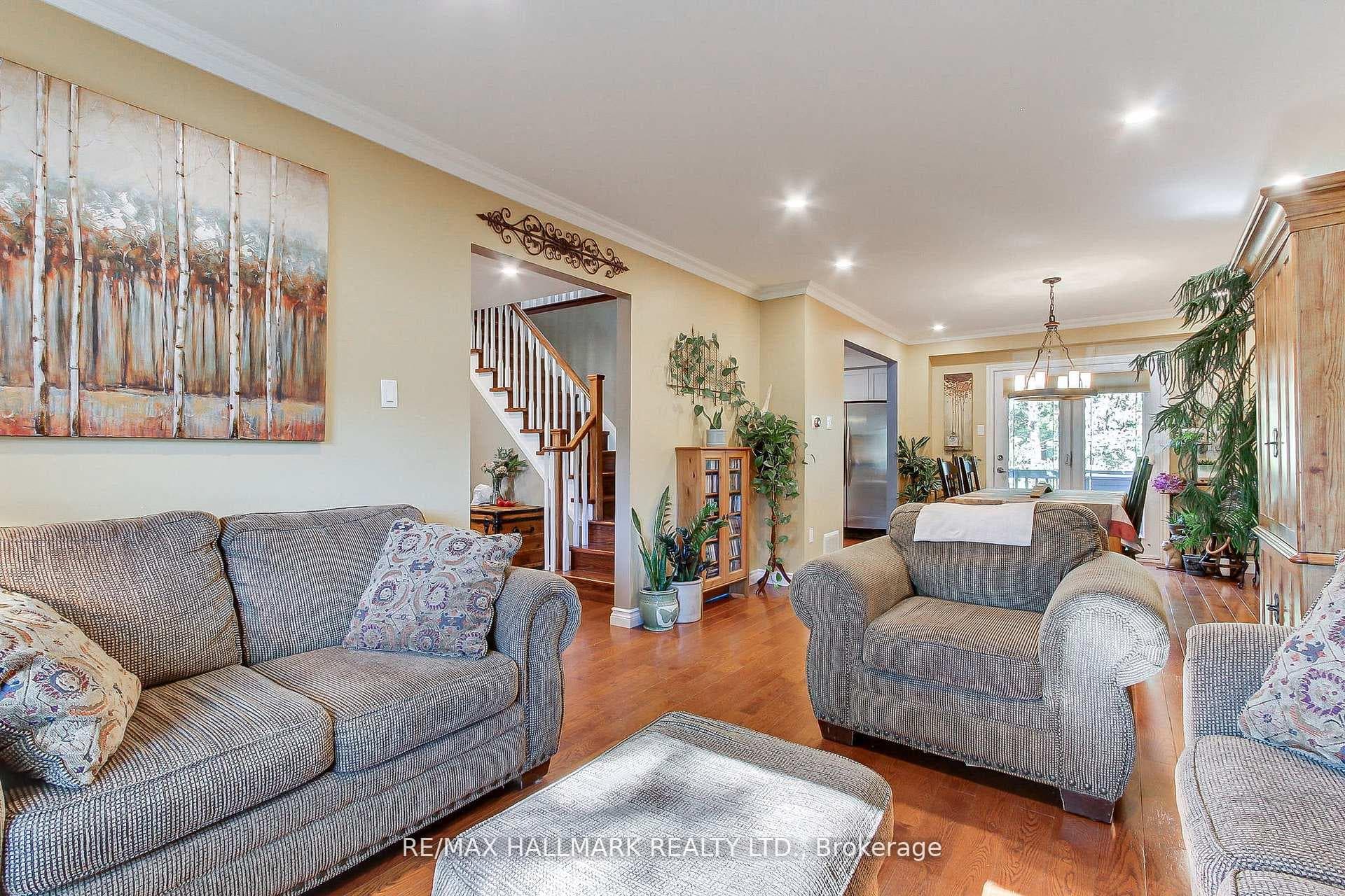 865 Arnold Crescent photo 9