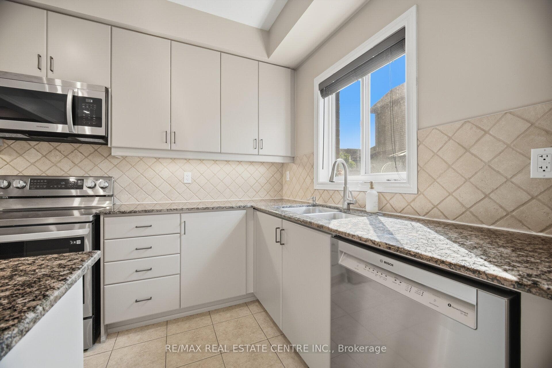 366 Hobbs Crescent photo 20