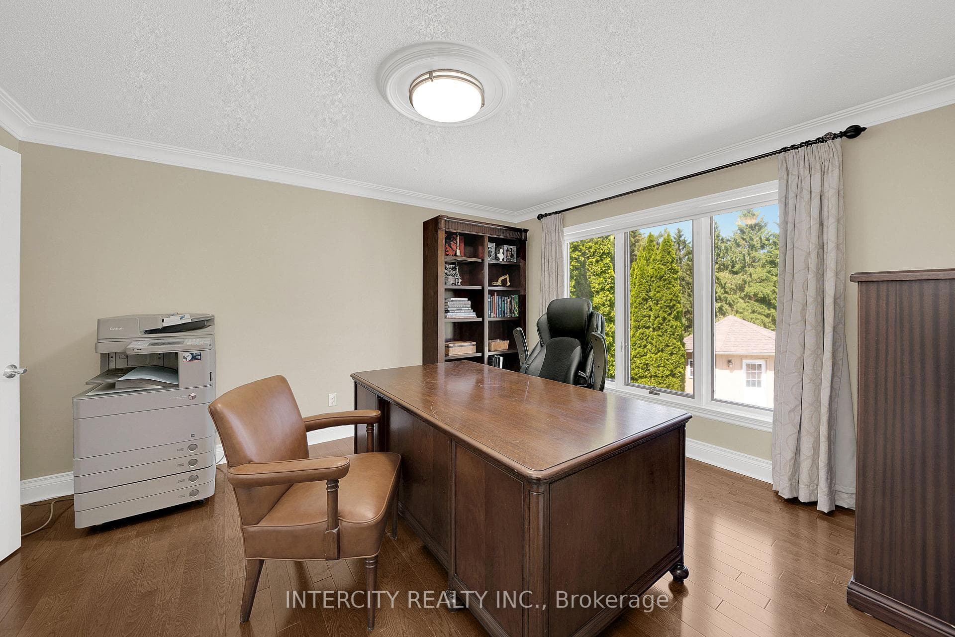 132 Curtis Crescent photo 9