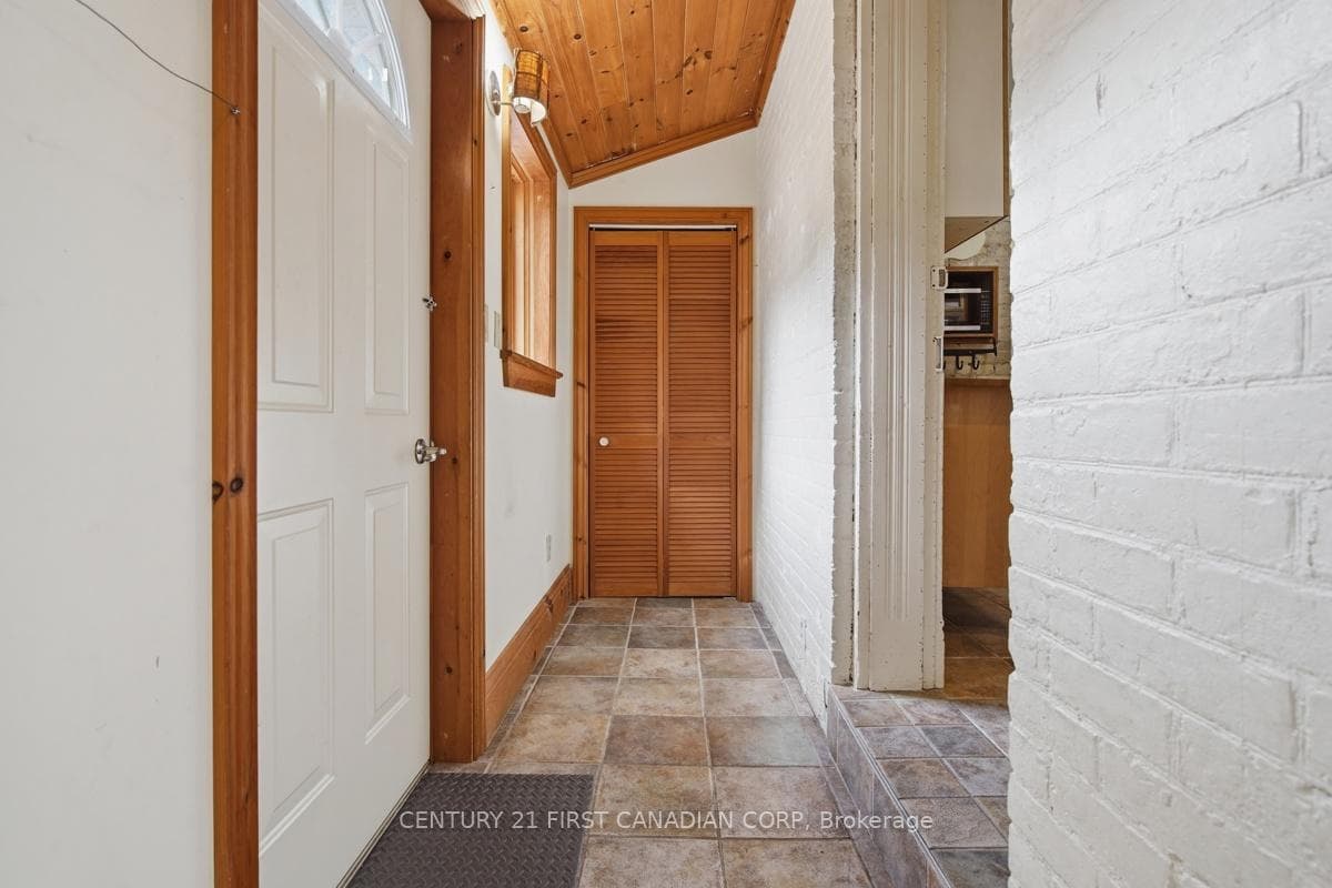 834 Colborne Street photo 16